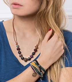 Tenue portée avec Bracelet à nouer Le Petit Fred soie et bronze