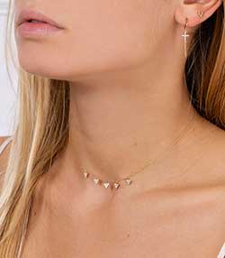Tenue portée avec Boucle d'oreille Stud V diamants en or