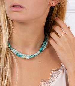 Tenue portée avec Boucle d'oreille Stud V diamants en or