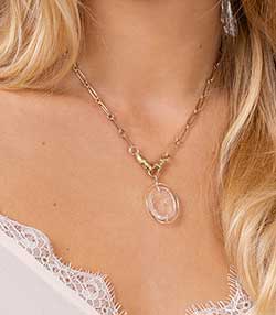 Tenue portée avec Collier L'amour n°2 en cristal