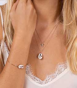 Tenue portée avec Collier Emile