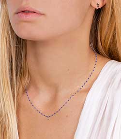 Tenue portée avec Mini Créoles or blanc et perles de résine