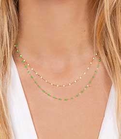 Tenue portée avec Collier or rose et perles de résine fluo 42 cm