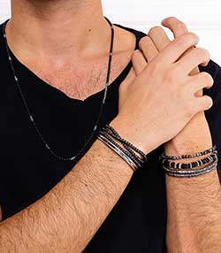 Tenue portée avec Bracelet Razze Square à perles carrées