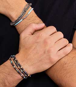 Tenue portée avec Bracelet Axis en perles de pierres et d'argent