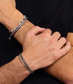 Tenue portée avec Bracelet Ghanian Mini en perles africaines et argent