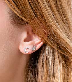 Tenue portée avec Boucle d'oreille puce Tree of Life or blanc