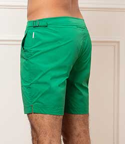 Tenue portée avec Short de bain mi-long Bulldog Sport