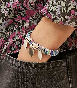 Tenue portée avec Bracelet Pablo à coquillages cauri