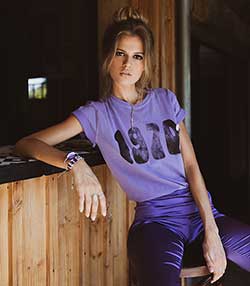 Tenue portée avec Bracelet tressé à coquillage Pino coloré