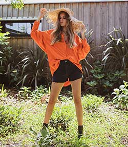 Tenue portée avec Short à taille haute en denim noir surteint