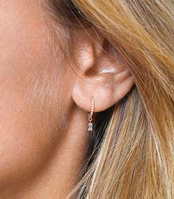 Tenue portée avec Créole or jaune demi-pavée diamants et 1 diamant baguette