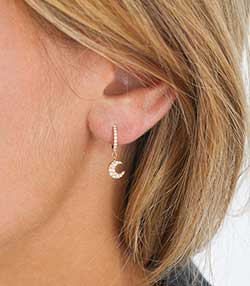 Tenue portée avec Créole or jaune demi-pavée diamants et lune