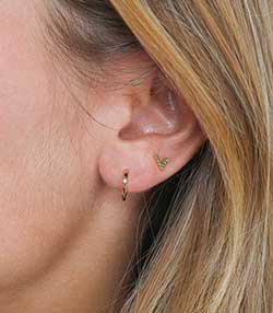 Tenue portée avec Boucle d'oreille stud V tsavorites