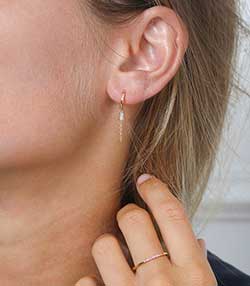 Tenue portée avec Bague alliance or jaune saphirs dégradé orange