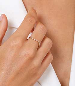 Tenue portée avec Bague alliance vague or jaune et diamants