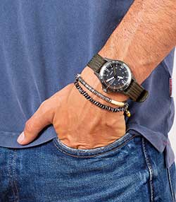 Tenue portée avec Bracelet Awaso en perles africaines et argent