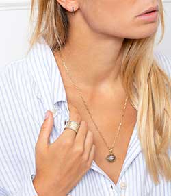 Tenue portée avec Mini créole à pointe diamants noirs