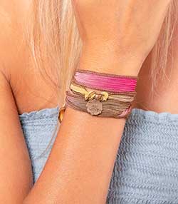 Tenue portée avec Bracelet en soie à nouer et charm I Am Love en bronze