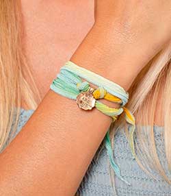 Tenue portée avec Bracelet en soie à nouer et charm We Are One en bronze et grenat