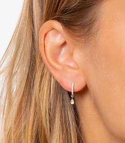 Tenue portée avec Créole or jaune demi-pavée diamants et goutte 2 diamants