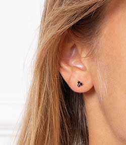 Tenue portée avec Boucle d'oreille stud trilogie or jaune et diamants noirs