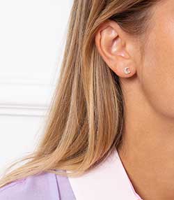 Tenue portée avec Boucle d'oreille stud lune or jaune et diamants