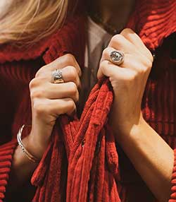 Tenue portée avec Chevalière chiffre 7 argent