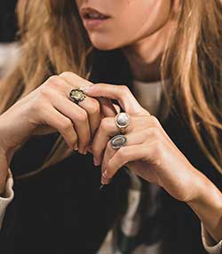 Tenue portée avec Bague Alex Black en argent