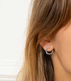 Tenue portée avec Ama boucle d'oreille gauche or noir et diamants