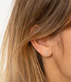 Tenue portée avec Boucle d'oreille puce or jaune croix et diamants
