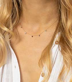 Tenue portée avec Collier Saphir Blue Denim Drop