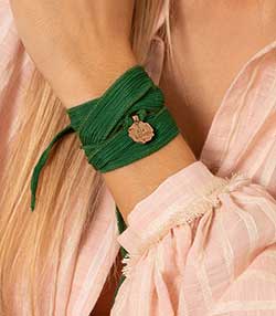 Tenue portée avec Bracelet en soie à nouer et charm I Am Love en bronze