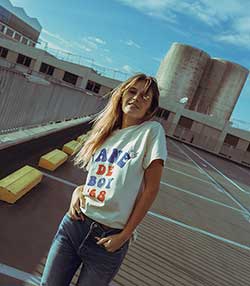 Tenue portée avec Tee-shirt Trucker Jane de Boy '68 Natural/Bleu/Rouge