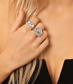 Tenue portée avec Bague chevalière Twins Skulls en argent