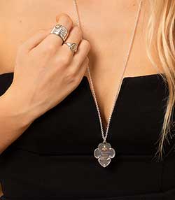 Tenue portée avec Bague Dynasty en argent et or