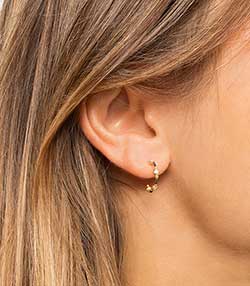 Tenue portée avec Boucles d'oreilles Sisi S argent, or et perles d'eau douce