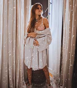 Tenue portée avec Kimono à capuche Crawl en gaze de coton