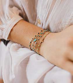 Tenue portée avec Bracelet Or Jaune et Perles de résine