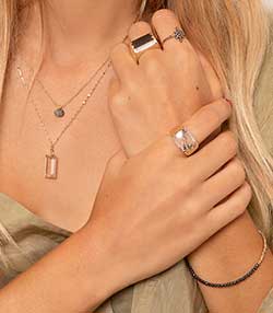 Tenue portée avec Collier Arno Small Black diamants