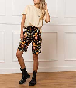 Tenue portée avec Short Psycho Flowers