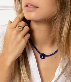 Tenue portée avec Bague Souad Green Améthyste