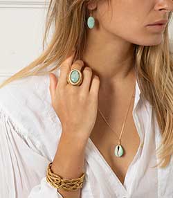 Tenue portée avec Boucles d'oreilles Scarabée Turquoise