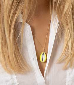Tenue portée avec Collier Coquillage Merco Jaune Fluo