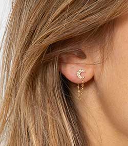 Tenue portée avec Boucle d'oreille stud lune pavée et chaîne