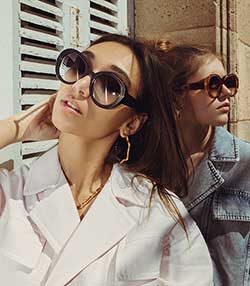 Tenue portée avec Lunettes de soleil Maman Marine/Noir