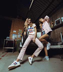 Tenue portée avec Tee-shirt Trucker Jane de Boy '68 Natural/Bleu/Rouge