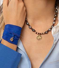 Tenue portée avec Collier Wonderland perles tahitiennes et or