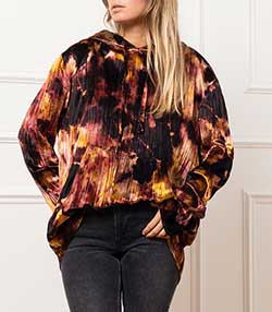 Tenue portée avec Hoodie Chris tie & dye