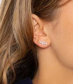 Tenue portée avec Boucle d'oreille Crush Or blanc et Diamants